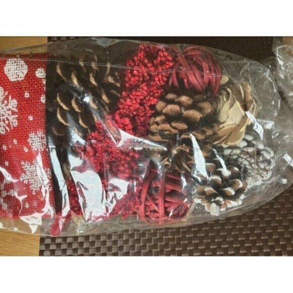 Holiday Potpourri Bag Christmas Decorating Ornaments Pinecones - Picture 2 of 2